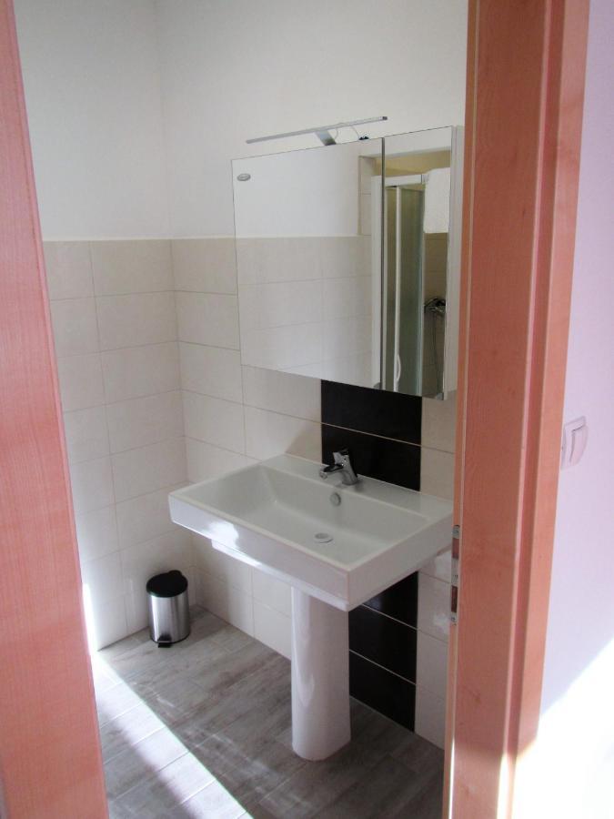 Bed and Breakfast Pod Orehi Постойна Экстерьер фото